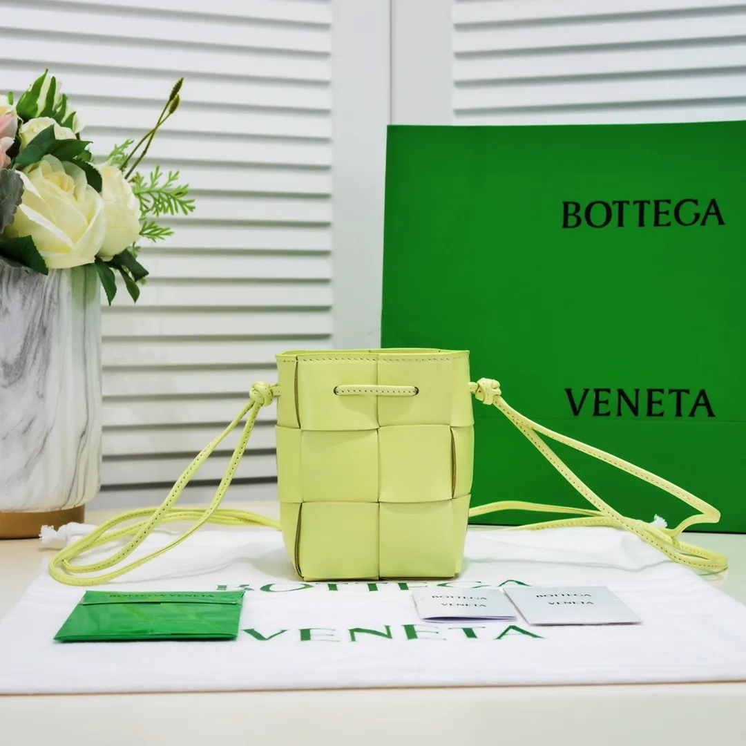 Small lemon yellow 🔻Bottega veneta* new woven small bucket bag latest series# The square bag shape is matched with classic woven elements, drawstring design, minimalism, and has a very large capacity. Every color is beautiful, it is simple and elegant but has a cool style. It can be used by both men and women, and the upper body is fashionable and classy! Style number: 6611# Large size: 14*9*9cm